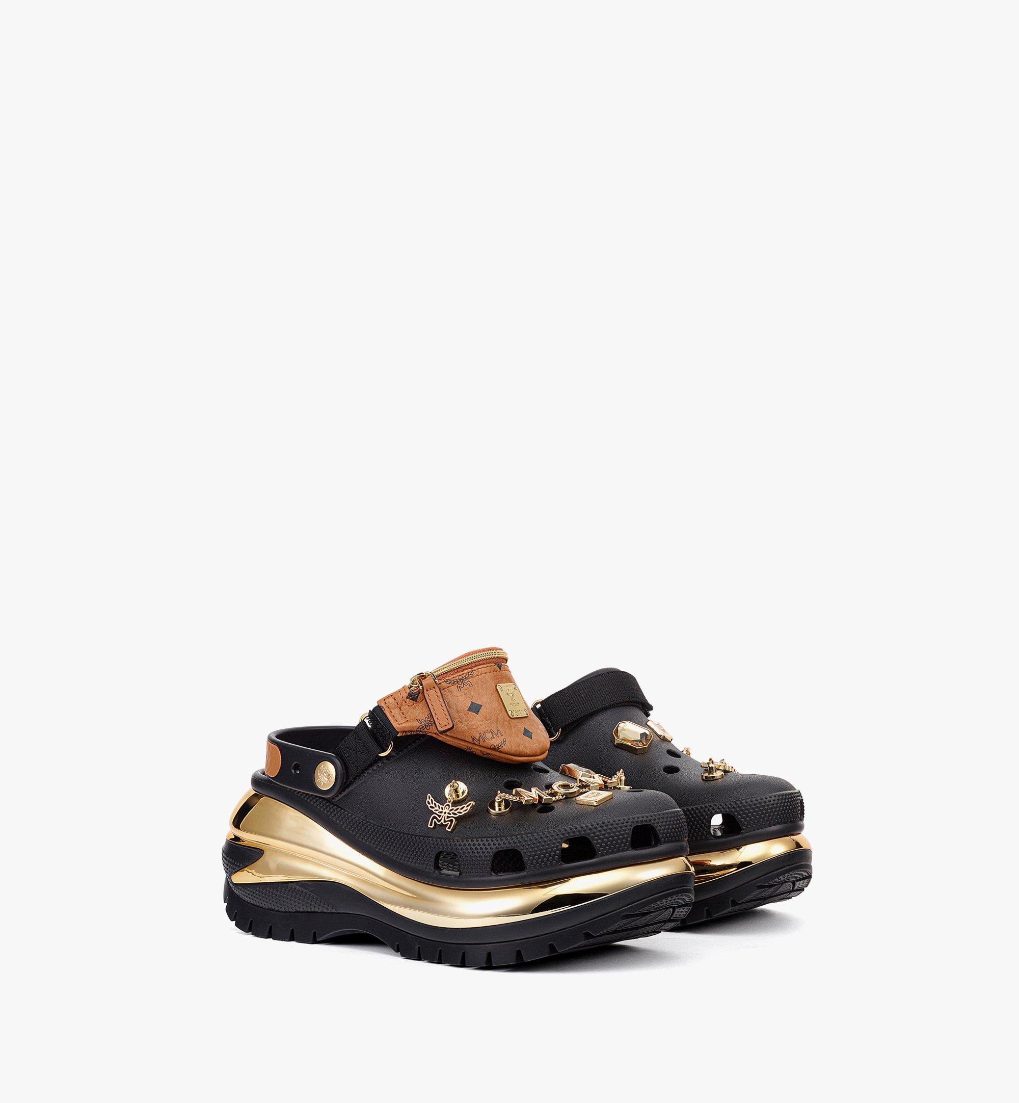 MCM x CROCS Mega Crush Clog 鞋款附腰包飾物手環 1